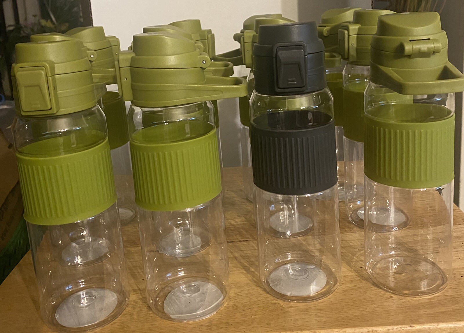 Drinking Water Bottles, bulk lot of 12(11green, 1 black) 21oz, push button open
