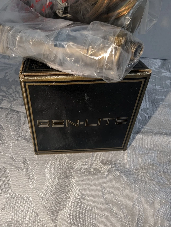 Lámpara antigua de latón vintage Lite Source Gen-Lite de 5" con soporte de pared Foto 2 de 4