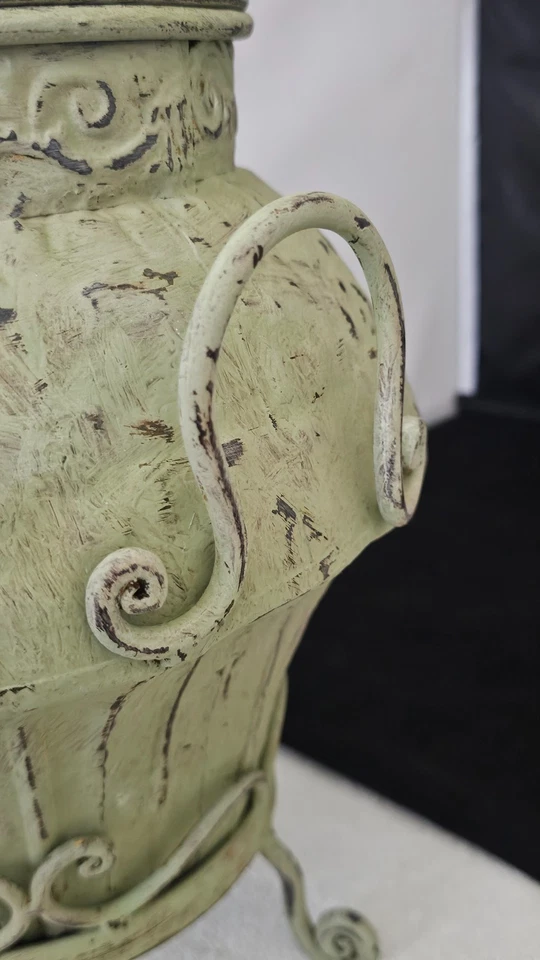 Urna Decorativa Núcleo de Casa de Campo, Metal Verde con Tapa y Soporte - País Francés 16" Foto 4 de 4