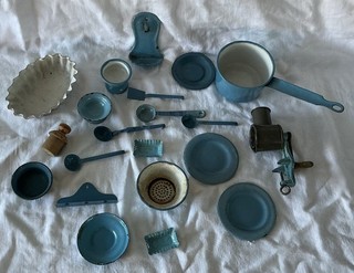 Konvolut altes Blech Küchenzubehör für die Puppenküche blaue Emaille