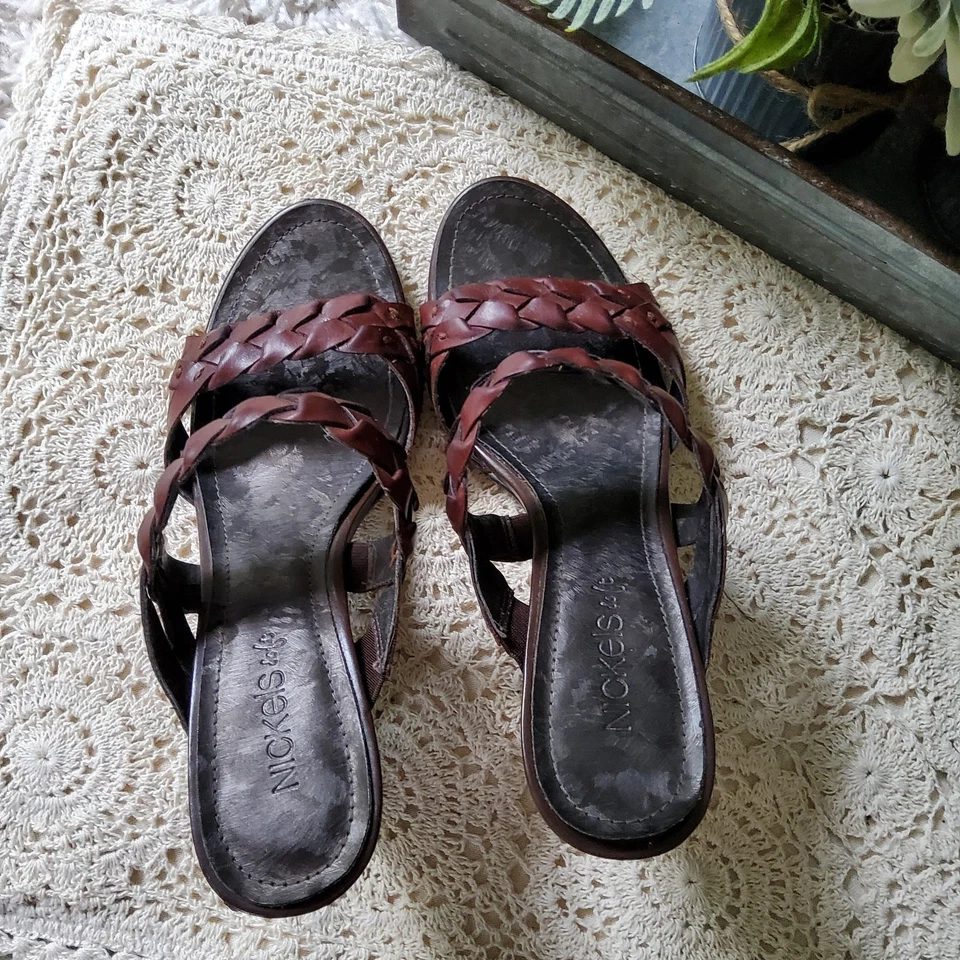 Sandalia de tacón deslizable de cuero trenzado Nickels para mujer 7,5 en marrón Foto 3 de 4