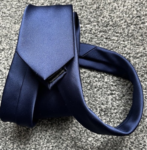Marineblaue einfarbige elegante formelle Herrenkrawatte von Next für formelle Veranstaltungen 2,25 Zoll breit 57 Zoll lang - Bild 1 von 4
