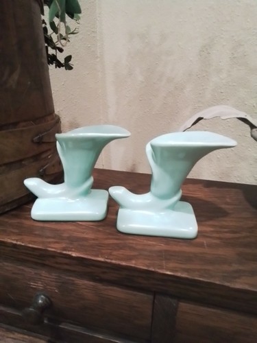 . Art Deco Design pair of green lily bud vases 3 1/4 tall collectable vintage - Picture 2 of 5