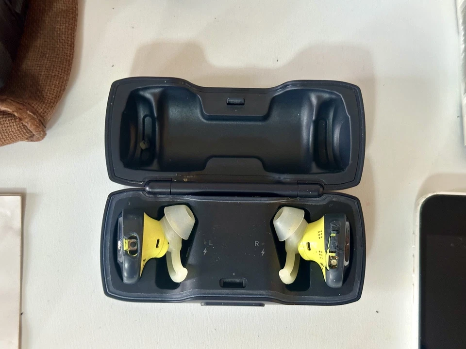 Bundle of electronics: 2x iPhones,1x Samsung, Bose earphones,Cameras+more,Spears - Image 4 of 4