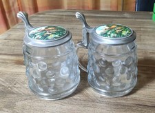 2 Glas-Bierkrug mit Zinndeckel, Hirsch-Jagdmotiv, Thema Bier & Brauerei
