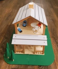 FAO Schwarz 2in1 Wooden Dollhouse 32 PC Summer Winter ** READ **