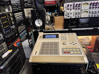 AKAI MPC 3000 32 meg drum sampler /PADS/ v 3.11 Floppy drive , 120volt ,  ARMENS