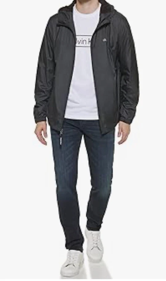 Chaqueta cortavientos con capucha para hombre Calvin Klein negra resistente a la lluvia talla XL $150 Foto 3 de 4