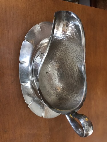 MERIDEN Silverplate HAMMERED Gravy Boat And Oval Tray 2104 - Picture 2 of 9