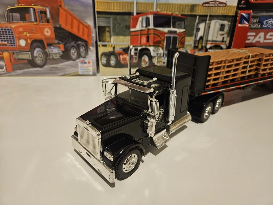 1/32 Scale Diecast Freightliner XL With Flat Bed Trailer, NewRay - Image 3 of 4