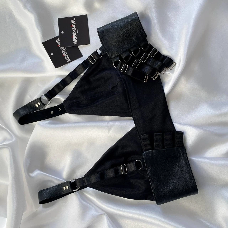 Sujetador de cuero negro hecho a mano, sujetador de cuero genuino, triángulo de cuero negro Foto 2 de 4