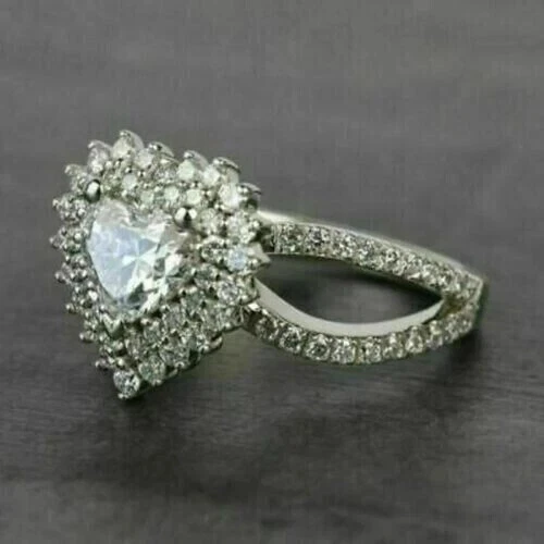Anillo de compromiso con racimo enchapado en oro blanco de 14 quilates con diamantes simulados en forma de corazón de 3 quilates Foto 3 de 4