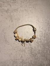 goldenes Pandoraarmband mit 9 goldenen Charms