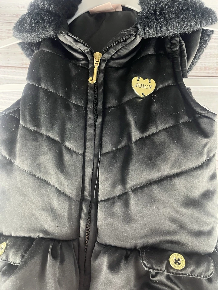 Chaleco acolchado con capucha Juicy Couture negro con herrajes dorados niñas talla 3T piel de fuax Foto 3 de 4