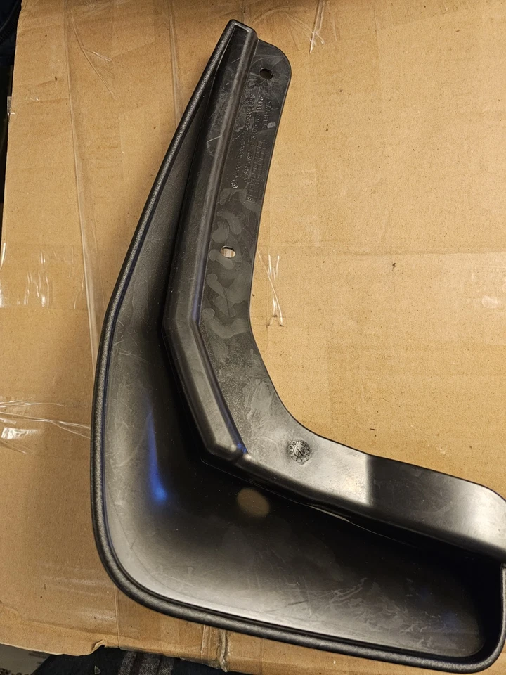 1xNEW GENUINE SKODA OCTAVIA A8 REAR MUD FLAP O/S RIGHT 5E3 821 822 9B9 5E3821822 - Image 2 of 4