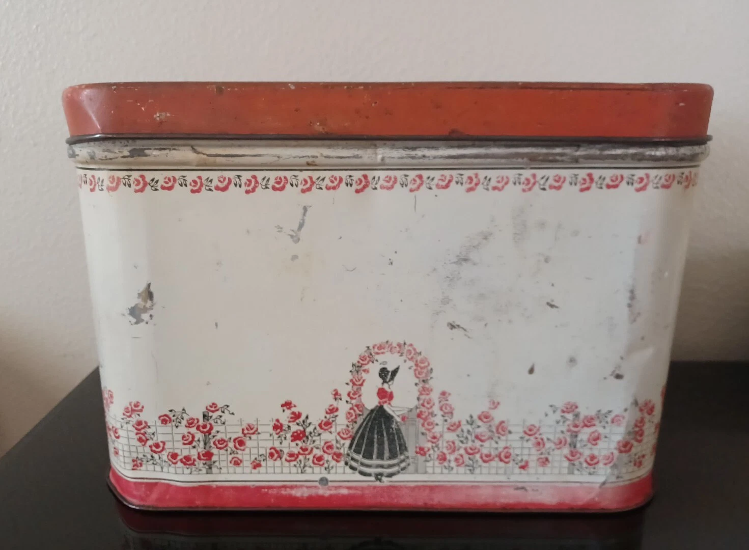 Vintag 40's-5O' Tin Litho Victorian Bonnet Lady Red Rose Garden Bread Box READ