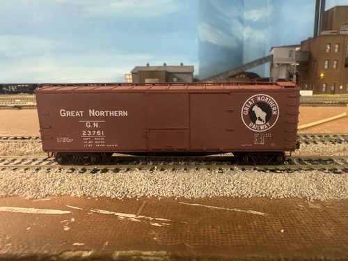 Coche de carga de madera HO Accurail 40’ USRA, Great Northern #23761, nuevo y montado | Zustand: New