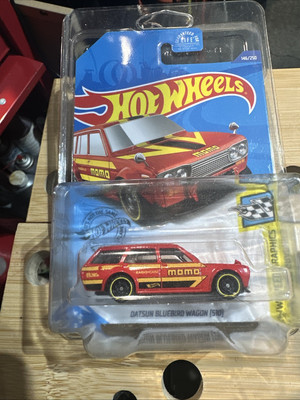 Hot Wheels 2020 146/250 Speed Graphics 8/10 MOMO  71 Datsun Bluebird 510 Wagon