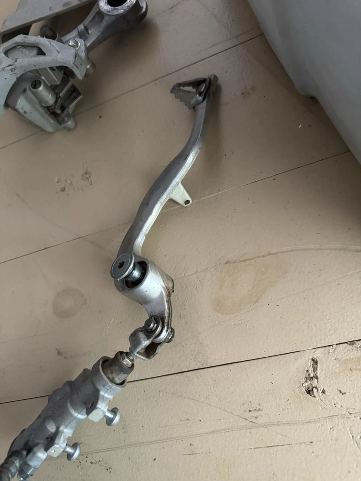 Frenos de montaje de freno trasero Yamaha YZ450F 2006-2009 YZ 250F 450 08 Foto 2 de 4