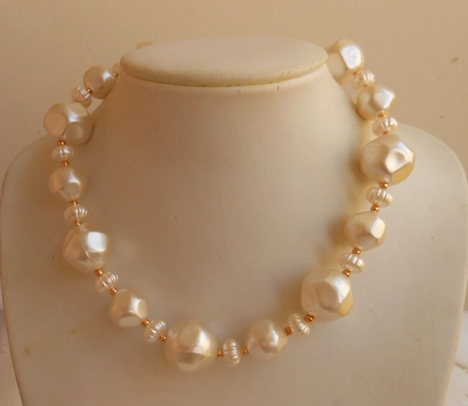 COLLANA GIROCOLLO firmata MONET sfere tipo perle in lucite - Immagine 3 di 3