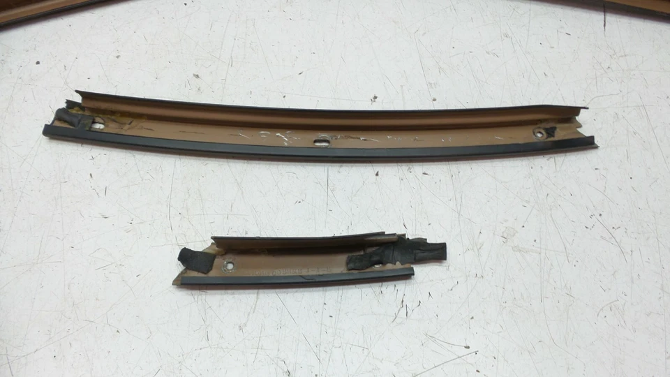 84-88 FIERO ORIGINAL PASAJERO VENTANA LATERAL DERECHA SELLO METEOROLÓGICO PISTAS/CANALES Foto 2 de 4