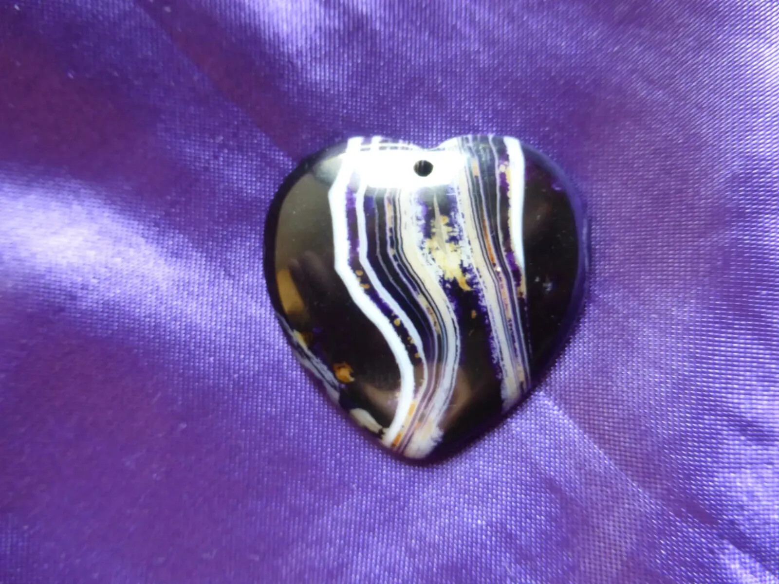 Pendentif coeur en agate véritable et onyx noir et violet, une pièce d'exception de 4,1 cm