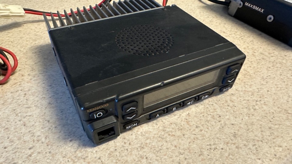 Radio Mobile Kenwood TK-981 Version 2 - 900 MHz FM, Ouvert Mais Jamais Utilisé