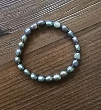 NWOT ANTHRO FRESH WATER PEARL BEADED STRETCH BRACELET GRAY PEACOCK OS