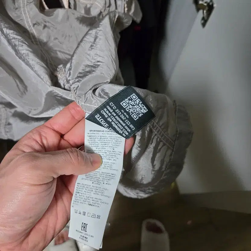 Stone Island Nylon Jacket - Elegant & Lightweight, Pre-Owned