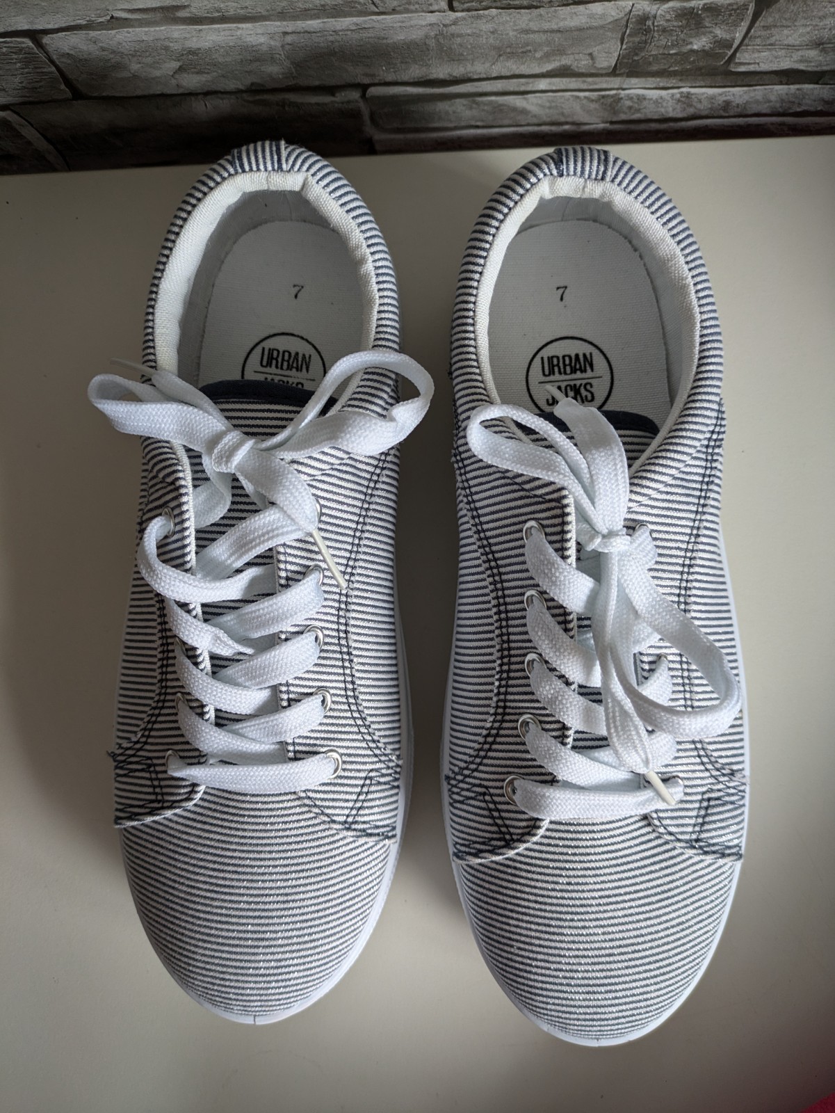 SAOLA Scarpe da ginnastica donna suola grossa taglia 7 bianco navy scintillante spilla righe nuove senza etichette estive