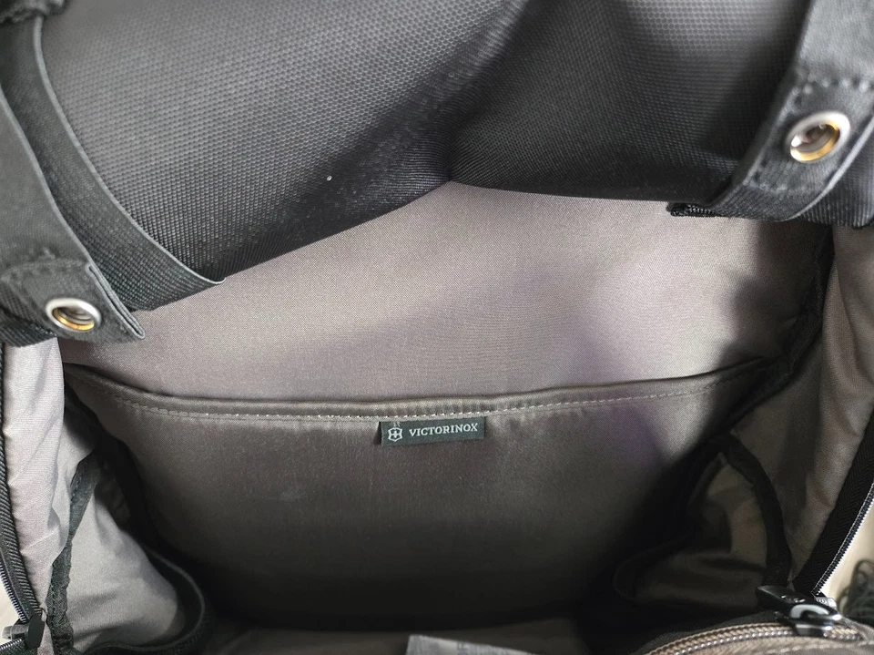 Mochila compacta profesional para computadora portátil Victorinox #602154 Altmont negra Foto 3 de 4
