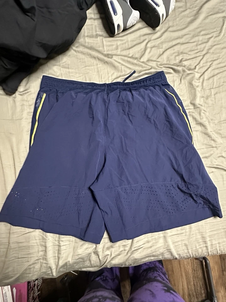 Pantalones cortos emitidos por el equipo de práctica de campo Nike pertenecientes a Casanova mckinzy Foto 2 de 3