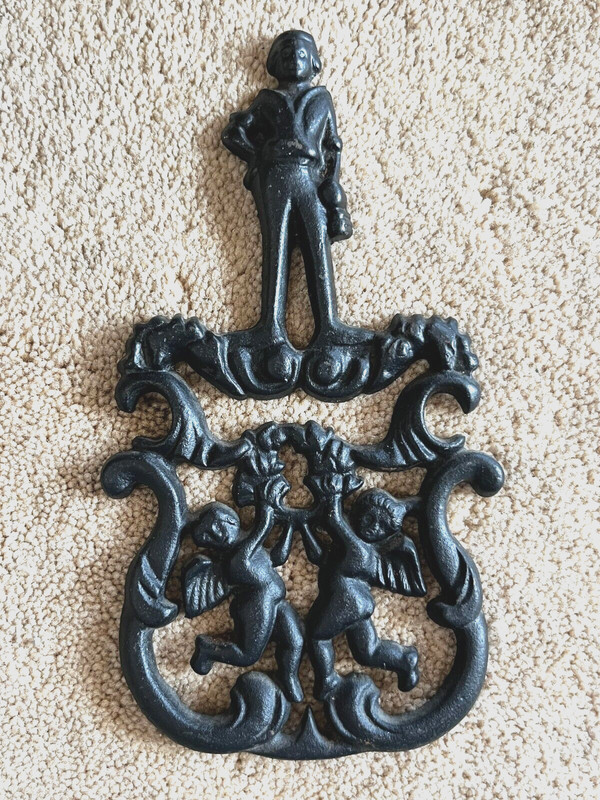 Vintage JZH 1955 T-11 Cherubs Cupids Scrolls Footed Trivet Cast Iron Valentine’s