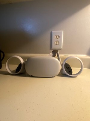 Meta Quest 2 VR Headset Bundle w/ 2 Controllers   White   Tested & Working