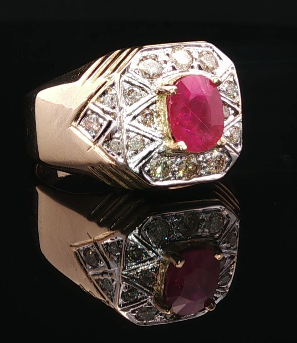 Exquisite 9ct Gold Ring Featuring Oval Ruby and S… - image 1