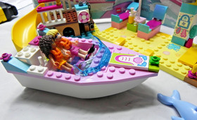 LEGO Juniors Set #10747 Andrea and Stephanie's Beach Holiday miss 3 small parts