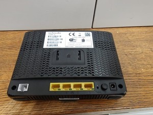 Technicolor TG588v v2 Oberfräse mit Netzteil