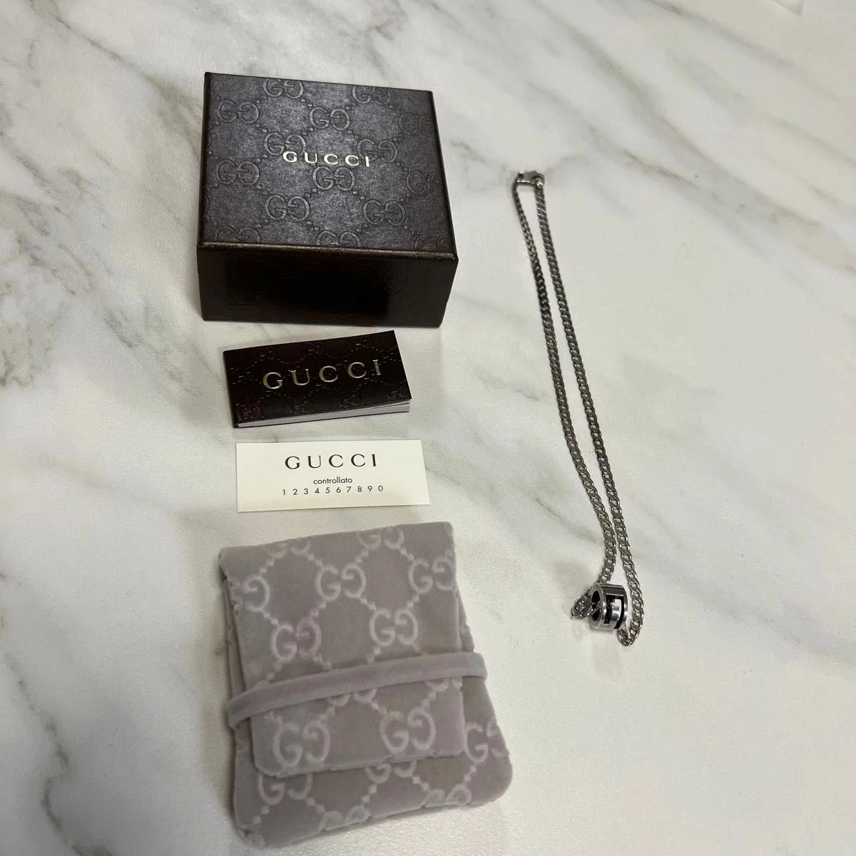 Gucci Ritaglio G Collana Anello Ciondolo Argento Accessori Moda Elegante C469