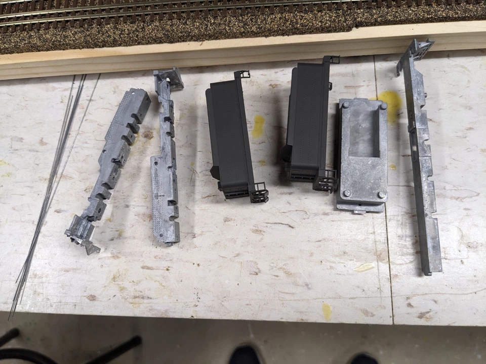 HO Roundhouse steam engine parts - Image 2 of 2