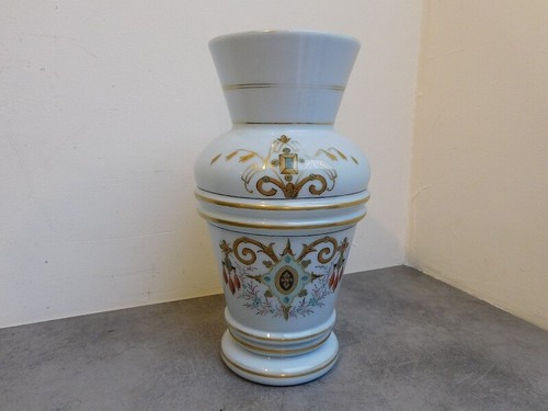 VASE EN OPALINE BLEU AVEC DECOR A LA DORURE - Photo 1 sur 12