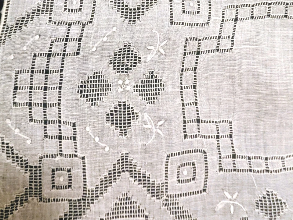 Lenço/lenço branco vintage com desenho e bordado década de 1940 - Imagem 3 de 3