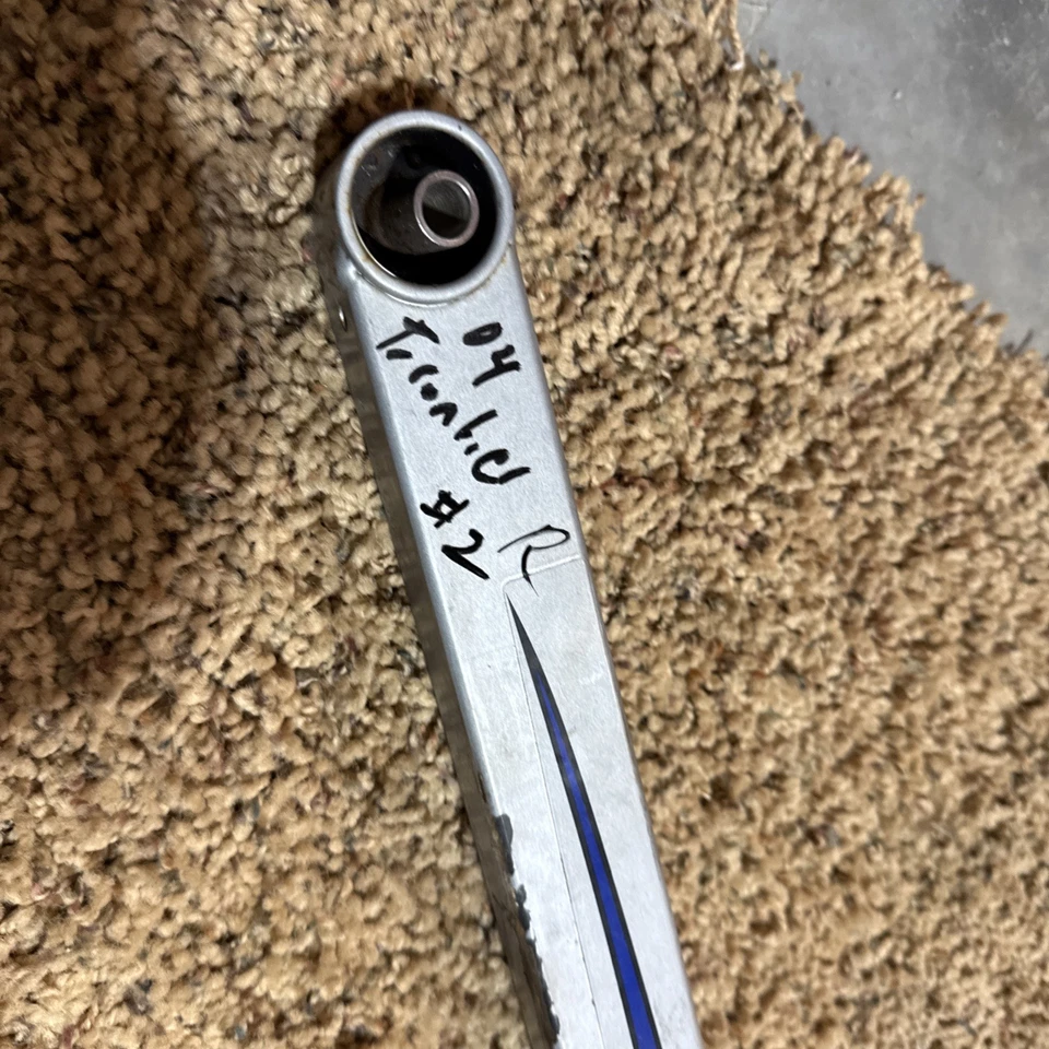 Moto de nieve Polaris Frontier Touring Edge 2004 remolque derecho, brazo de suspensión 2 Foto 2 de 4