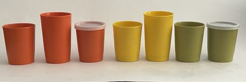 Vintage TUPPERWARE tazze bicchieri colori raccolta set di 7 +2 coperchi #1320 8 oz in su - Foto 10 di 11
