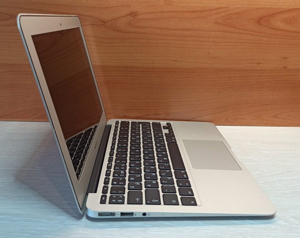 Apple MacBook Air A1465 11" Para Piezas Tal Como Está Sin SSD Placa Madre Muerta 4