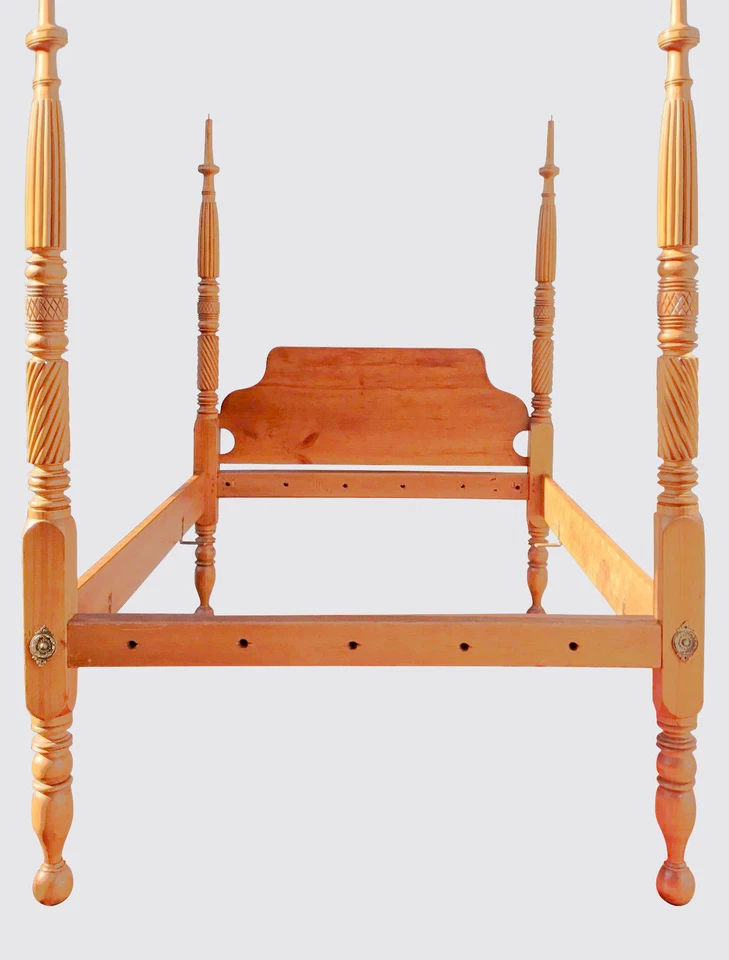 ANTIGUA CAMA FEDERAL TALLADA EN CEREZA CON CUATRO CARTELES TAMAÑO COMPLETO EN PATAS DE BALA DE CAÑÓN Foto 4 de 4