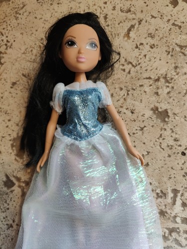 MOXIE GIRLZ 9,5" AMBRA BAMBOLA Friends MGA capelli neri occhi azzurri labbra rosa - Foto 2 di 4
