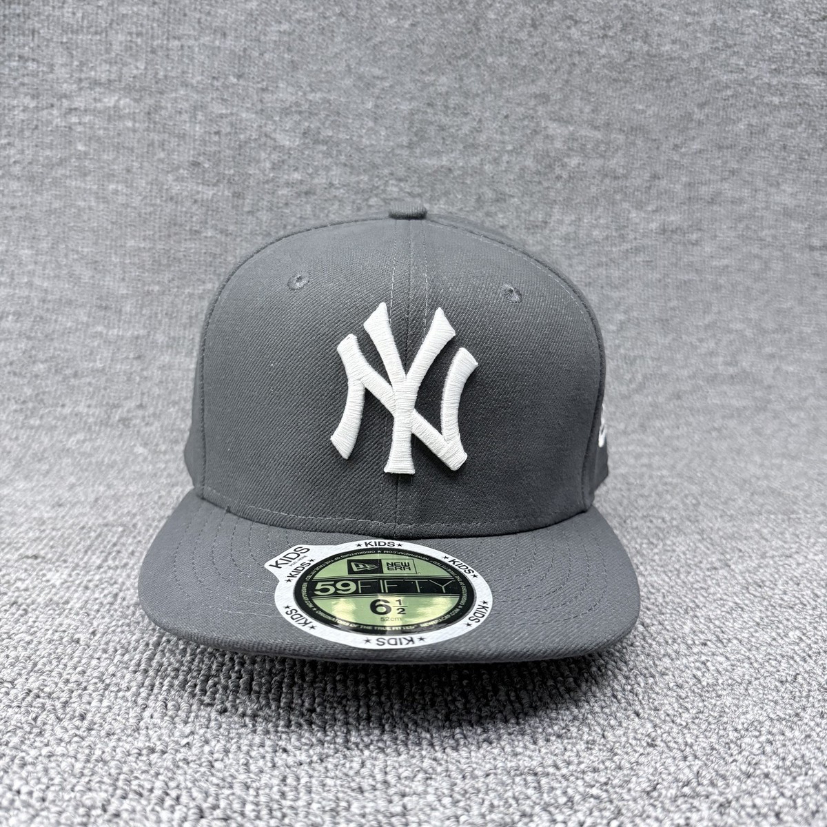 New Era 59FIFTY New York Yankees Kids Fitted Hat 6 1/2 52cm Dark Gray White NY