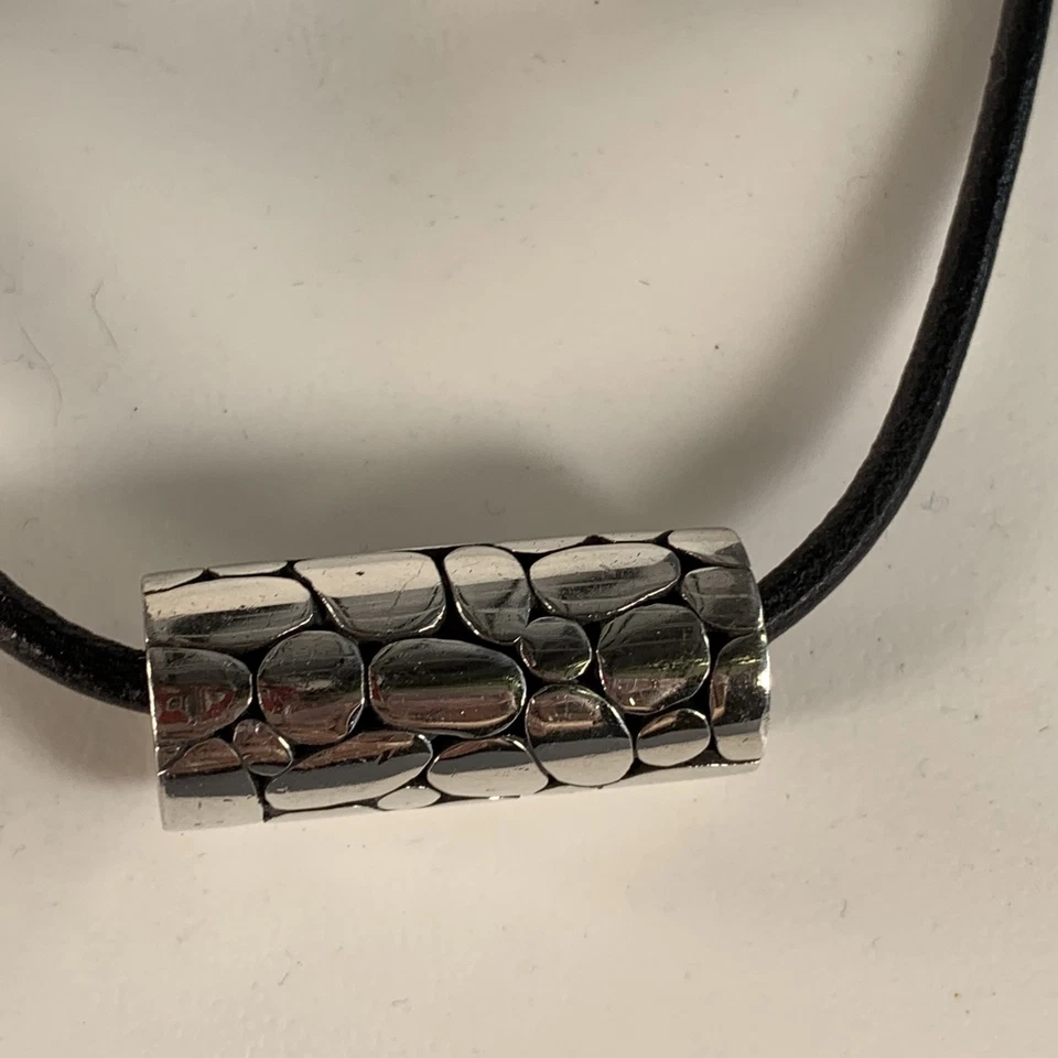 Collar con cordón de cuero de plata esterlina grabado en metal negro JOHN HARDY Foto 3 de 4