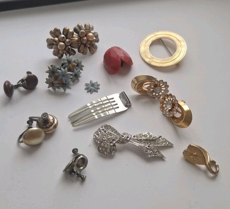 Harvest Jewelry Lot Bulk Crafting Faux Pearls Rhinestones Brooch Broken Untested