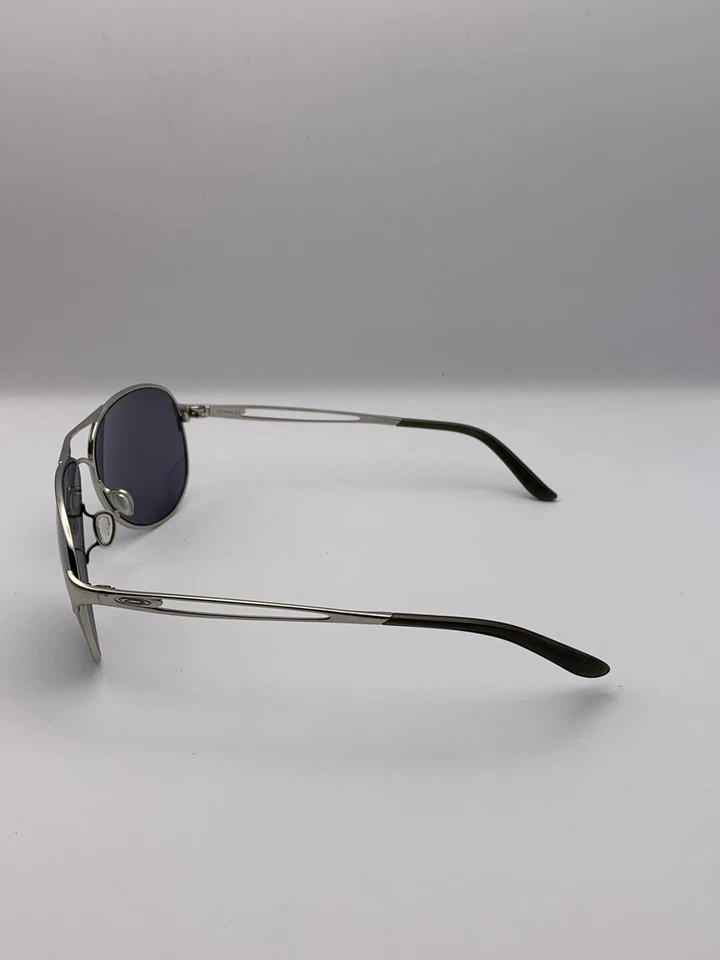 Oakley Sunglasses Mens 60-14 Silver Aviator Dark Gray Lenses Scratched OO4086-02 - Image 4 of 4
